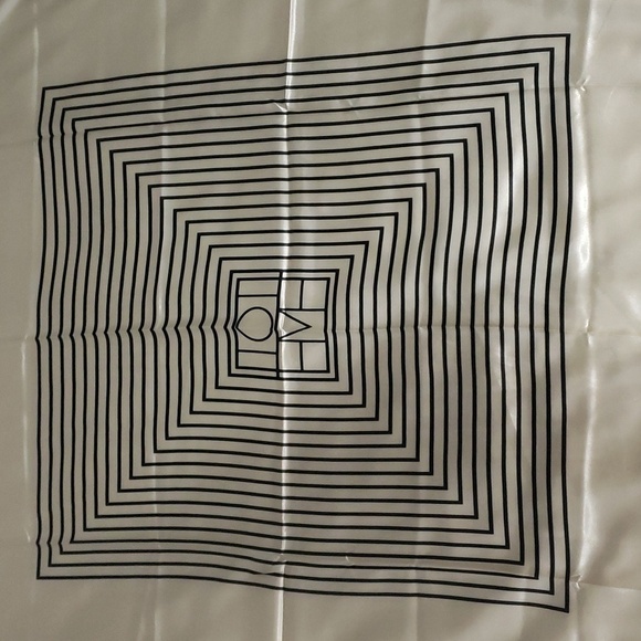 R-696- Women's Scarf Back And Cream Colors NWT - Picture 2 of 8